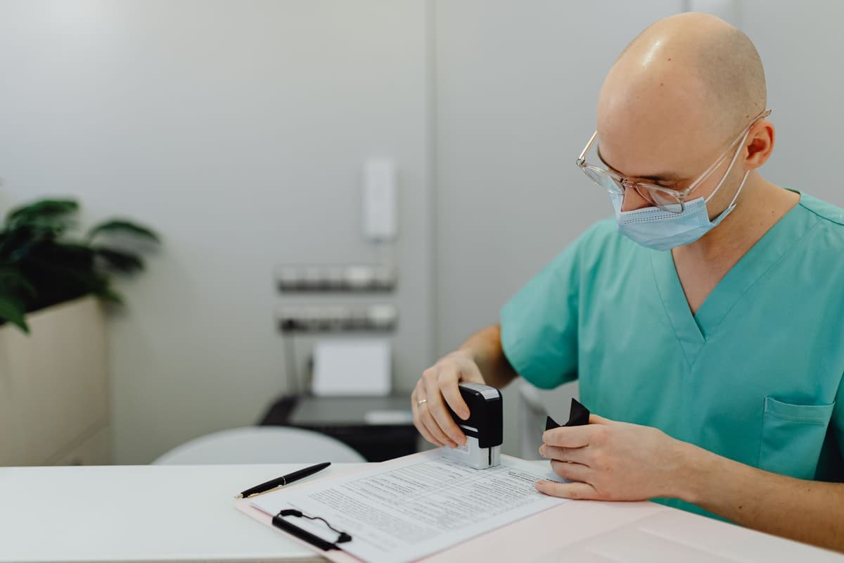 Patient et médecin lors d'une expertise médicale après un accident