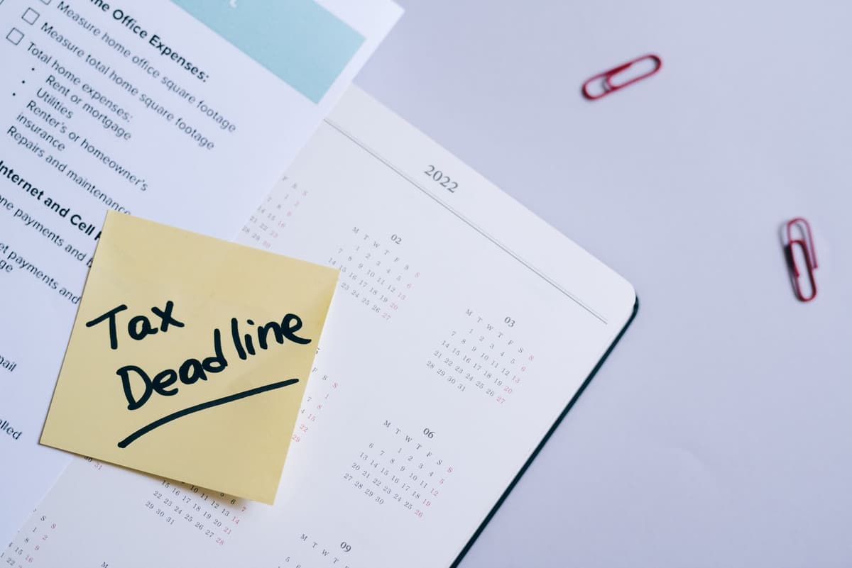 Calendrier et documents juridiques rappelant les délais à respecter
