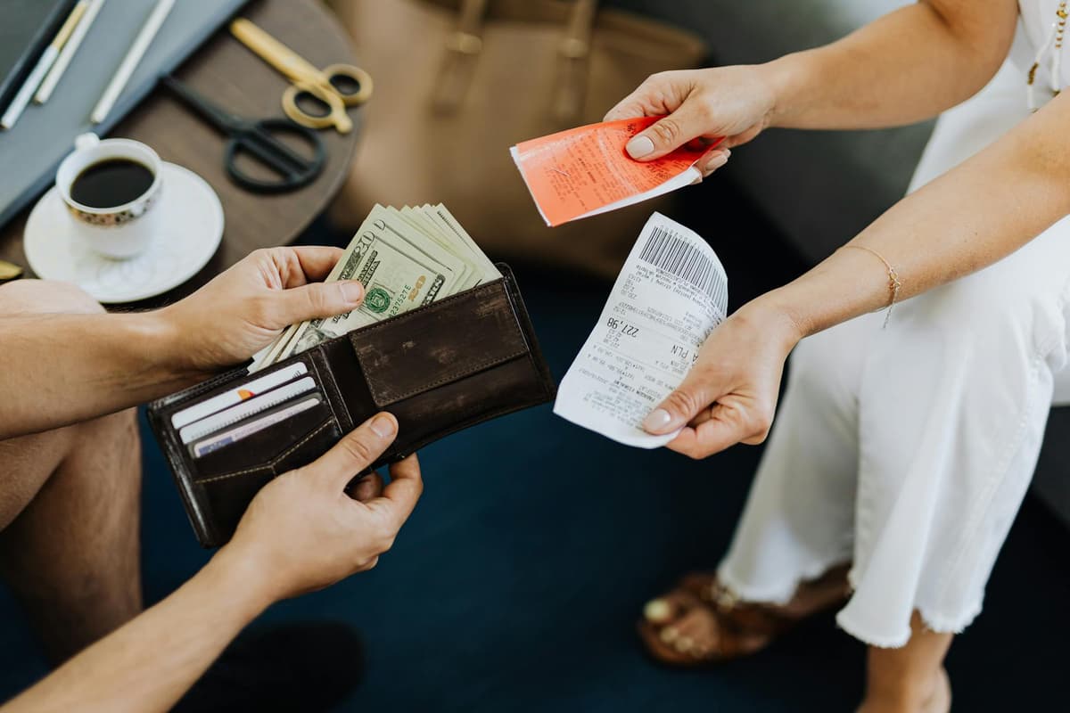 Calendrier, factures et pièces pour échelonner le paiement d’un divorce