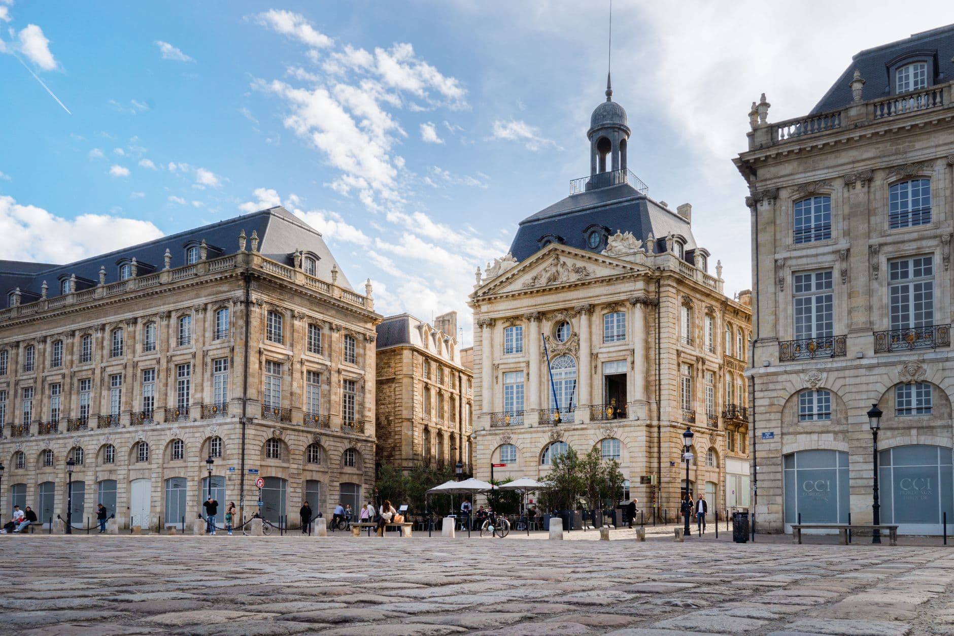 La place de la Bourse à Bordeaux sous un ciel dégagé