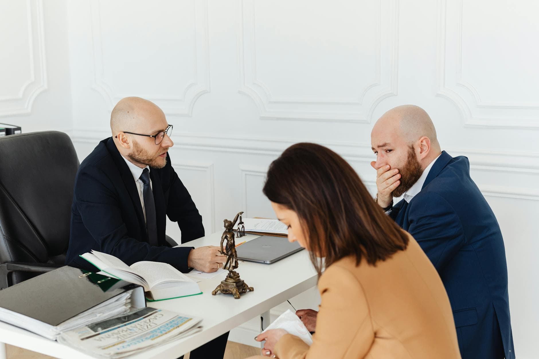 Consultation de divorce dans un cabinet, avec un avocat et des documents.