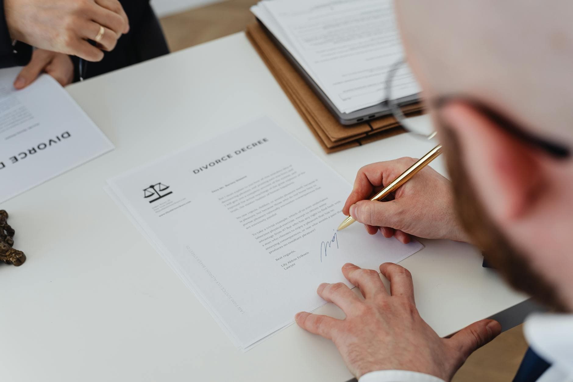 Signature d'un divorce par consentement mutuel sur un bureau