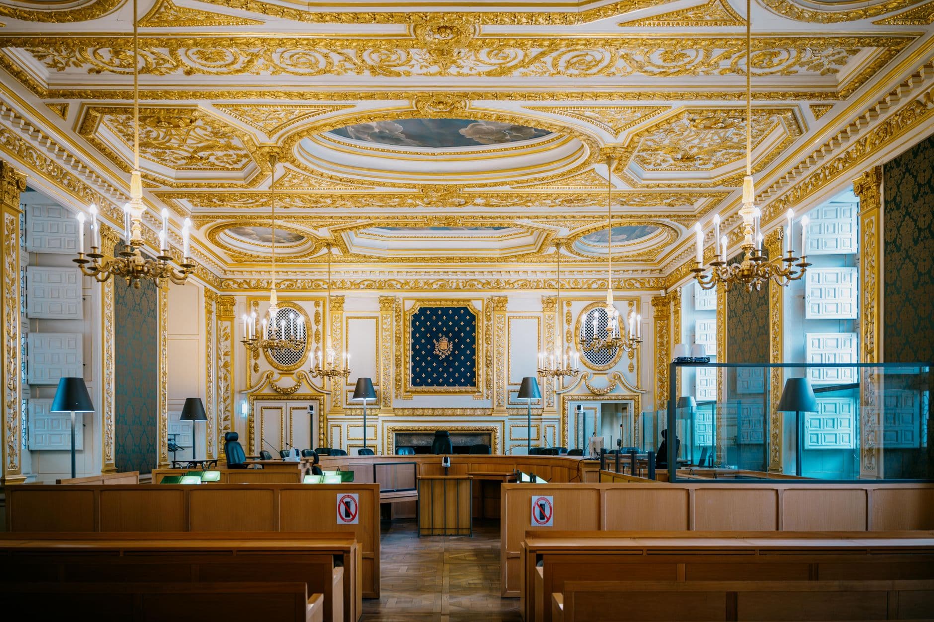 Salle d'audience aux boiseries et dorures, avant l'audience
