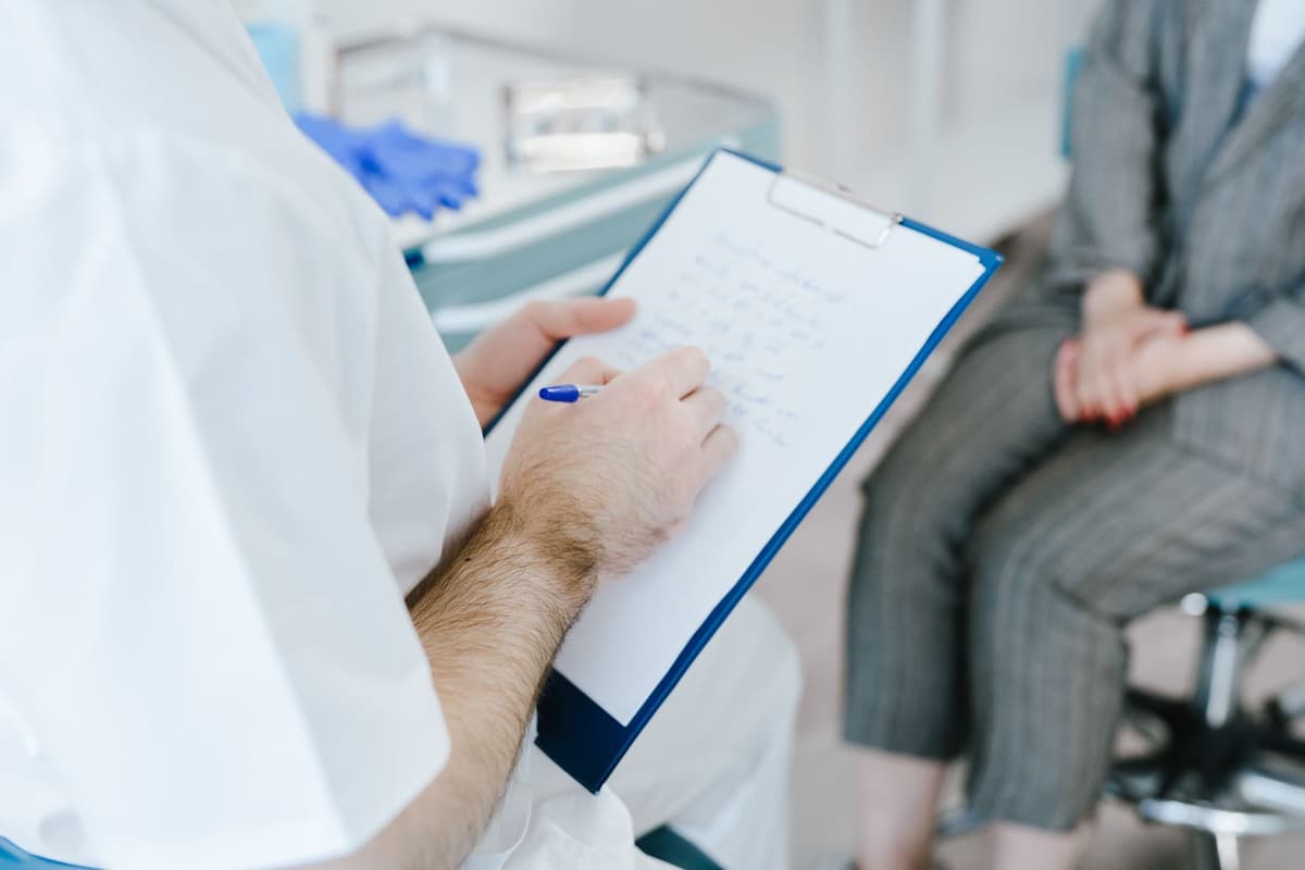 Médecin examinant un patient lors d'une expertise médicale après un accident