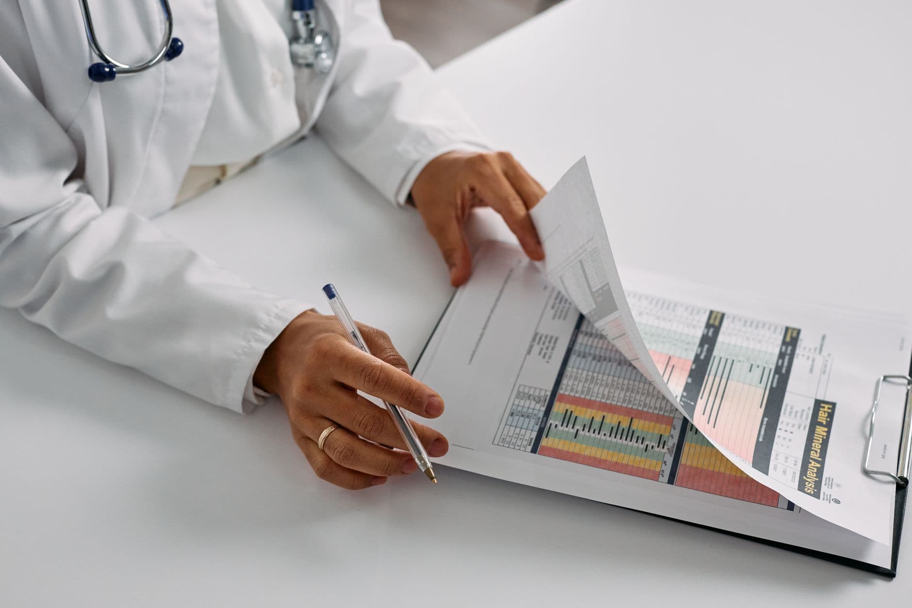 Expertise médicale après un accident : professionnel et documents sur table.