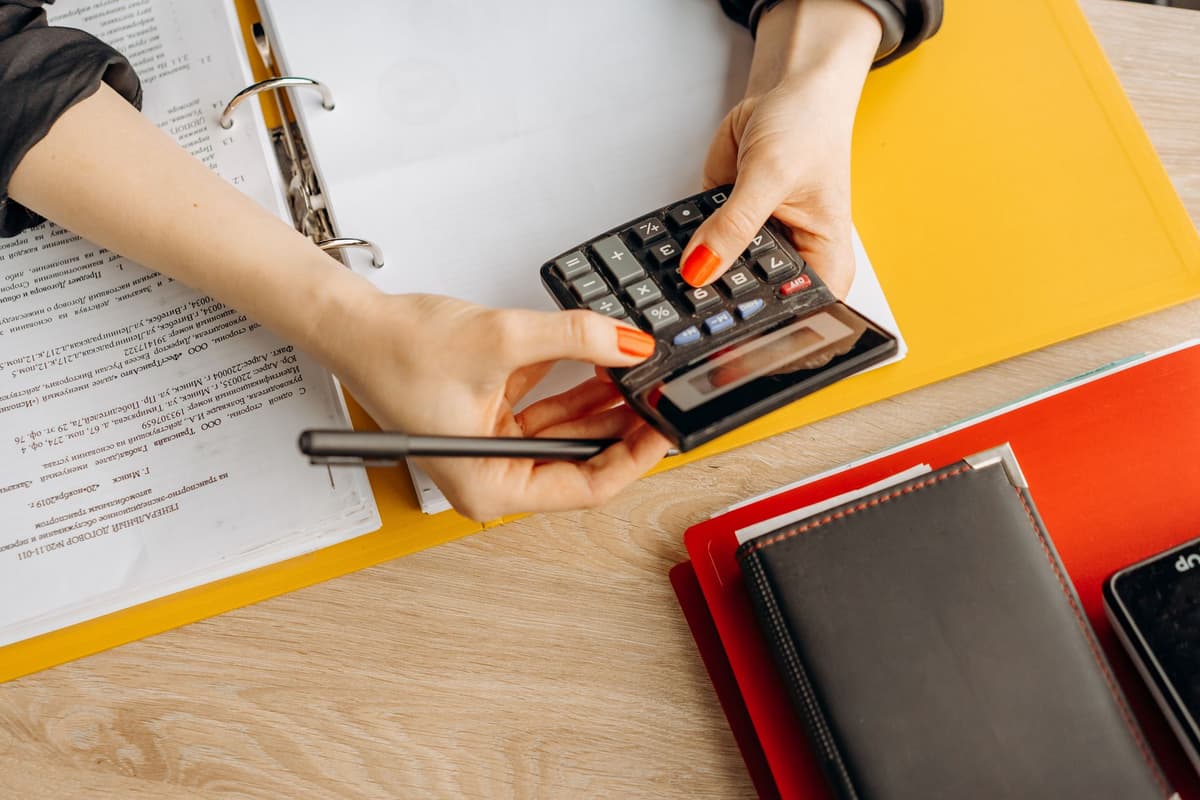Calculatrice et documents de pension alimentaire sur une table