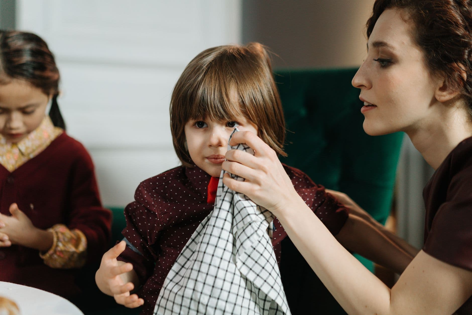 Garde alternée et pension alimentaire : parent et enfant au repas.
