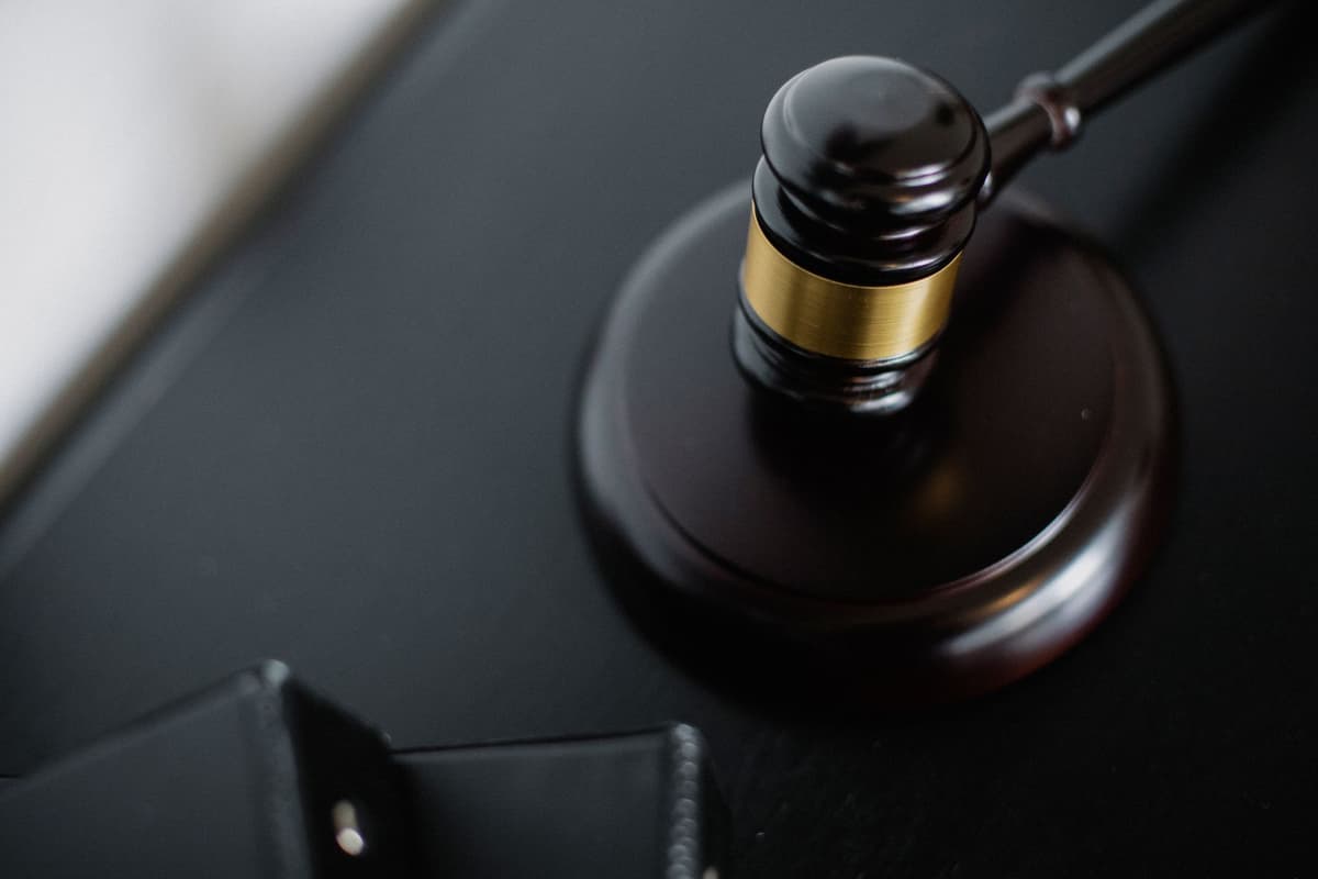 Audience au tribunal familial de Bordeaux : juge, avocats et parents dans la salle d'audience